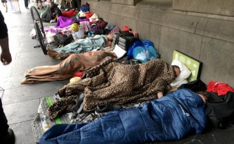 Stále víc bílých Berlíňanů se stává bezdomovci. Uprchlíci si zatím hoví v hotelích a dostávají přednostně byty