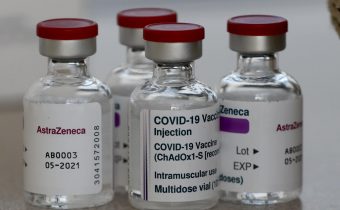 Taliansko schválilo vakcínu firmy AstraZeneca aj pre ľudí nad 65 rokov