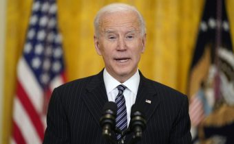 Biden chce v USA presadiť zákaz kúpy a predaja útočných zbraní