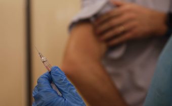 WHO upozorňuje na rastúcu priepasť v očkovaní medzi chudobnými a bohatými