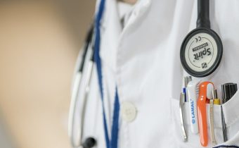 Belgická lekárska komora chce trestať lekárov šíriacich konšpirácie o očkovaní pozastavením činnosti