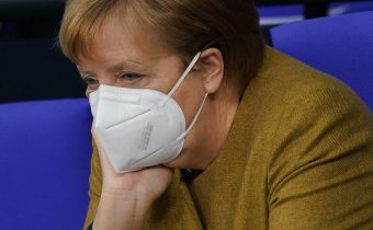 Merkelová má problém. Poslanci z jej strany rezignovali pre škandál s nákupom masiek