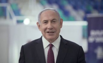 VIDEO: Vakcinace nepomáhá, virus se neustále vrací! Izraelský premiér odpálil večer v televizním vystoupení šokující zprávu, že Izraelci se mají připravit na černý scénář opakovaného celoplošného očkování každých 6 měsíců! Benjamin Netanyahu přitom před týdnem sliboval Izraelcům v reklamním šotu návrat k normálu a utahoval si z konspirátorů, teď ho přešel humor! A izraelskou kampaň Česko okopíruje, bude v médiích propagovat očkování! Proč studenti škol zřizovaných Ministerstvem spravedlnosti nemusí nosit roušky a respirátory? Budete zvracet, až si přečtete odpověď tiskového odboru!