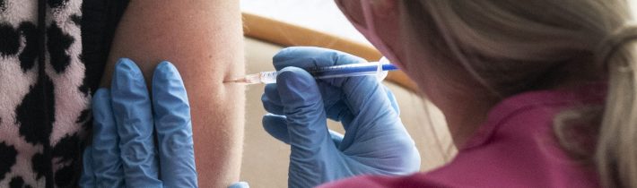 Moskva ponúka starším ľuďom darčekové poukazy, aby ich prilákala na očkovanie