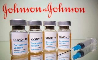 Pandemie ve světě: V USA doporučili přerušit očkování vakcínou Johnson & Johnson, Slovensko otevře služby a obchody.