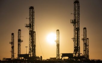 Skupina OPEC+ začne v máji uvoľňovať reštrikcie týkajúce sa ťažby ropy
