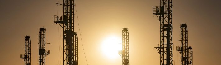 Skupina OPEC+ začne v máji uvoľňovať reštrikcie týkajúce sa ťažby ropy