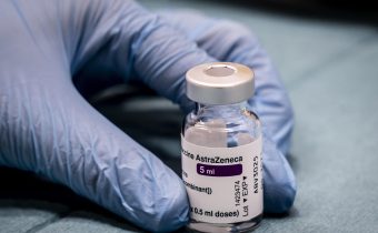 EMA ešte nedospela k záveru, či vakcína od AstraZenecy spôsobuje krvné zrazeniny