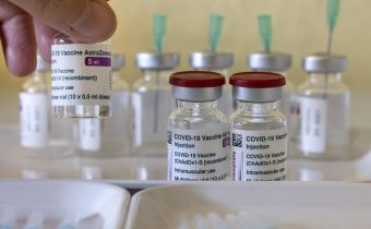 Británia: Ľuďom mladším ako 30 rokov ponúknu iné vakcíny ako od AstraZenecy