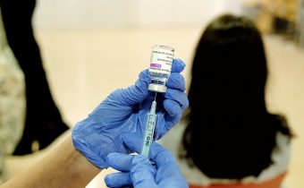 V Británii po zaočkovaní vakcínou AstraZeneca zomrelo sedem ľudí na krvné zrazeniny