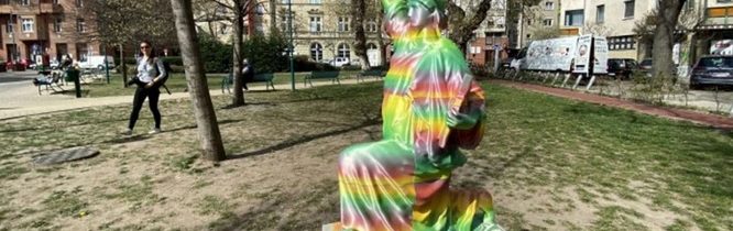 Duhově zbarvená socha BLM v Budapešti byla zbourána během 24 hodin