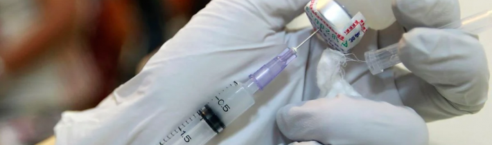 Vo Francúzsku dostávali pacienti namiesto vakcíny fyziologický roztok