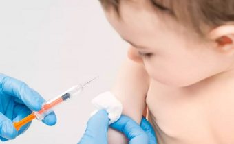 Norsko zvažuje očkování dětí vakcínou proti COVID