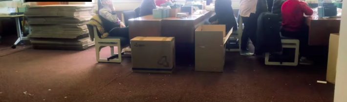 VIDEO: Místo zapečetěných covid testů nelegální šmejdy? Pochybnou dílnu na okraji Prahy už šetří úřady