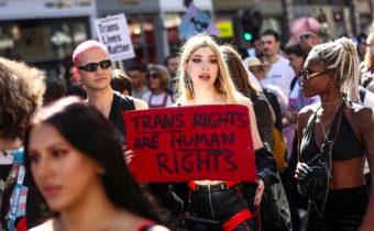 Ako navrátiť zdravý rozum vyznávačom kultu transgenderizmu. Šialenstvo davov je opakujúcou sa témou v histórii