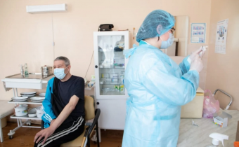 Za dva mesiace očkovania na Ukrajine bolo úplne zaočkovaných iba päť ľudí