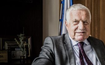 Exprezident Václav Klaus reaguje prohlášením na šílené zpravodajské hry a bezuzdné řádění vlády: „Nevěřil jsem, že se ještě někdy vrátím do padesátých let, že budu ještě někdy bezmocně bouchat do stolu při poslouchání režimového rozhlasu a výroků našich vrcholných politických představitelů“