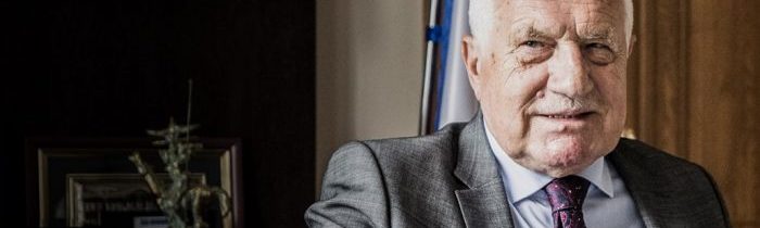 Exprezident Václav Klaus reaguje prohlášením na šílené zpravodajské hry a bezuzdné řádění vlády: „Nevěřil jsem, že se ještě někdy vrátím do padesátých let, že budu ještě někdy bezmocně bouchat do stolu při poslouchání režimového rozhlasu a výroků našich vrcholných politických představitelů“