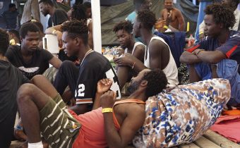 Na ostrovček Lampedusa v priebehu 12 hodín prišlo viac ako 1 200 migrantov