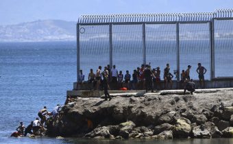 Španielsko: “Rekordných” 3000 migrantov z Maroka preplávalo do Ceuty