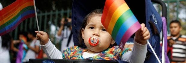 Totálna nehoráznosť! Bruselské politbyro chce prikázať plošné uznávanie LGBT adopcií v celej EÚ