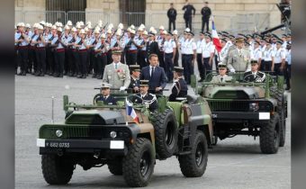 Průzkum: Téměř polovina francouzské veřejnosti podporuje vojenský zásah k obnovení pořádku