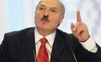 Lukašenko je pripravený vyhlásiť predčasné voľby, no súčasne s Američanmi