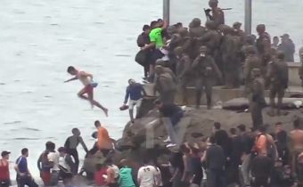 Videozáběry ukazují, jak španělští vojáci bijí a házejí migranty do moře