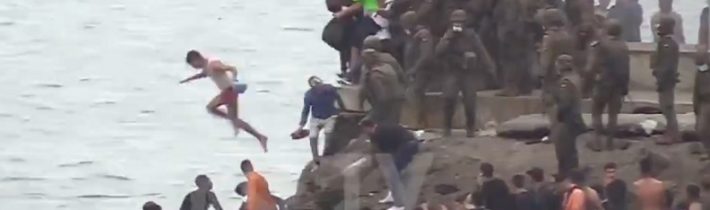 Videozáběry ukazují, jak španělští vojáci bijí a házejí migranty do moře