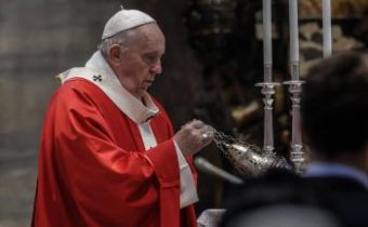 Pápež František sa modlil za ukončenie násilných bojov vo svete