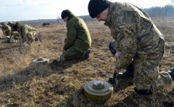 Ukronacisti vydierajú obyvateľov Donbasu: Vymáhajú peniaze za odmínovanie polí, ktoré cielene mínujú