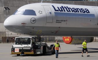 Lufthansa chce pred septembrovými voľbami splatiť miliardy eur zo štátnej pomoci