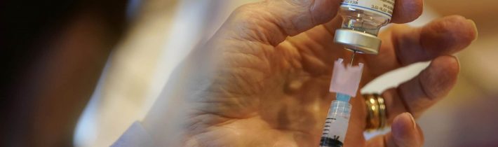 Očkovanie učiteľov pokračuje, do miest vysielajú očkovacie tímy