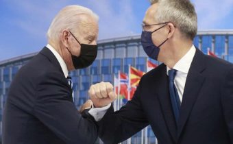 Summit NATO, co vlastně sděluje světu obecně a České republice zvláště?