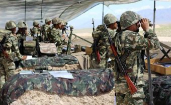 Arménske ozbrojené sily spustili paľbu na pozície Azerbajdžanu