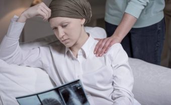 Důsledky vládních restrikcí a zdravotnictví zaměřeného jednostranně na falešné covid „plandemii“: Přibývá nádorů rakoviny prsu a jejich nebezpečnějších forem.
