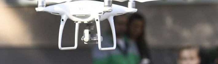 V čínskom meste Kanton dohliada na dodržiavanie opatrení aj 60 dronov