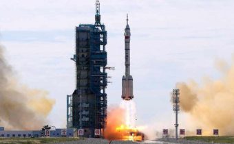 Čína vypustila kozmickú loď „Šen-čou 12“ s tromi kozmonautmi