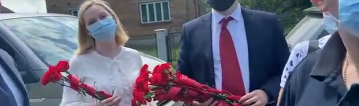 Na Ukrajine nacisti zabránili ruským diplomatom položiť kvety k pamätníku Puškina