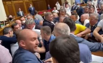 V ukrajinskom parlamente vypukla bitka po výzve postrieľať poslancov z opozičnej strany