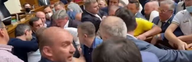 V ukrajinskom parlamente vypukla bitka po výzve postrieľať poslancov z opozičnej strany