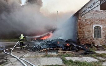 Skladovú halu s pneumatikami zachvátil požiar, na miesta zasahujú desiatky hasičov (foto)