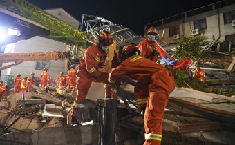Čína: Pod troskami zrúteného hotela v Su-čou zahynuli ľudia
