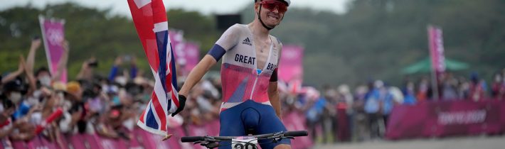 Horský cyklista Pidcock získal zlato na olympiáde v Tokiu, favorizovaný van der Poel spadol v prvom okruhu