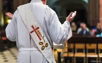 V Poľsku rastie nespokojnosť veriacich, katolícku cirkev preto opúšťa čoraz viac ľudí
