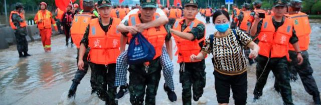 Záplavy v meste Čeng-čou majú na svedomí už 51 ľudí, niekoľko z nich zahynulo v metre (video)