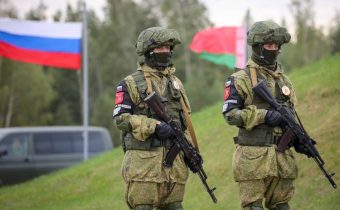 Do Bieloruska začali prichádzať ruskí vojaci s technikou