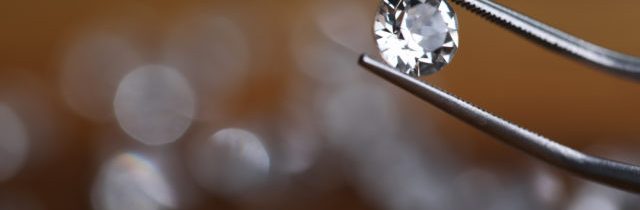 Páchateľku krádeže diamantov za viac než štyri milióny libier poslal súd na päť a pol roka za mreže