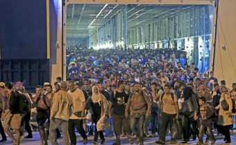Spojené království zavede drakonické tresty pro nelegální migranty a pašeráky lidí