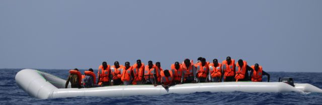 Cez Lamanšský prieliv sa do Británie dostal rekordný počet migrantov, za jeden deň prišlo až 430 ľudí